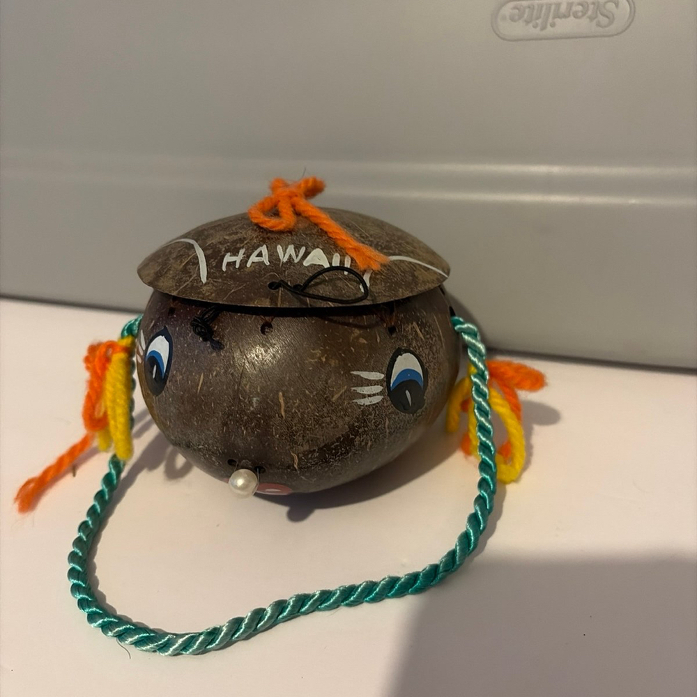 Vintage Hand-painted Hawaii 4.5\" Polished Coconut Purse Girl In